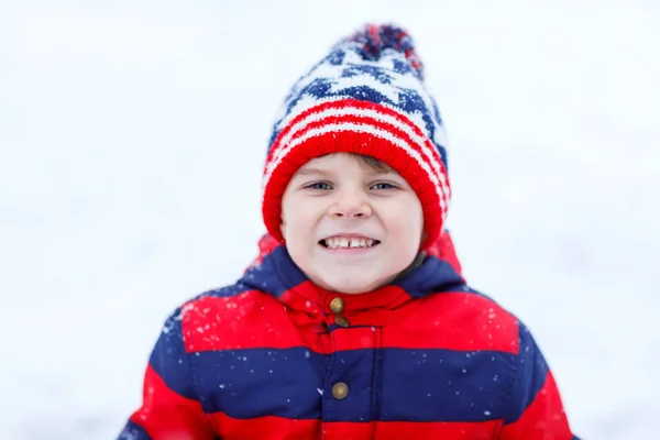 Cute little kid boy in winter clothes outdoors — Stock Photo, Image