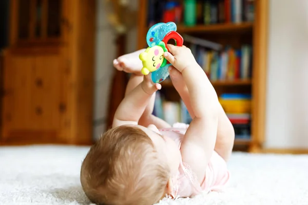 Liten rolig liten flicka lyfta kropp och lära sig krypa. — Stockfoto