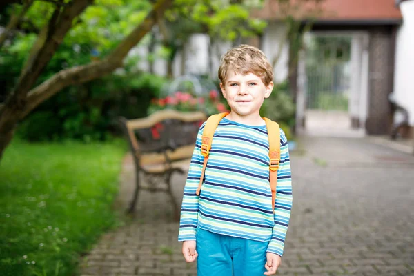 Kleiner Junge mit Schulranzen am ersten Schultag — Stockfoto