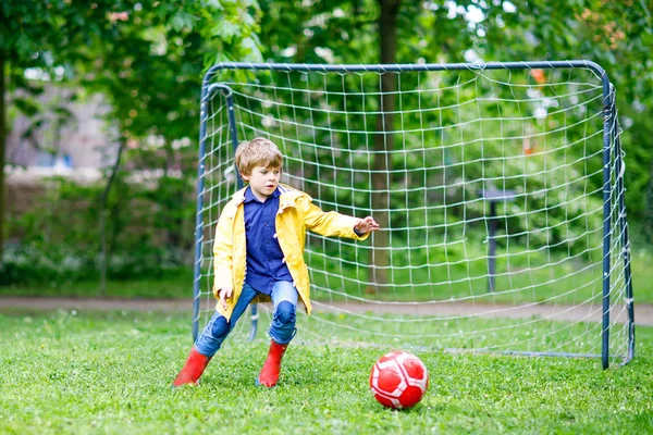 Petit garçon mignon actif jouant au football et s'amusant — Photo