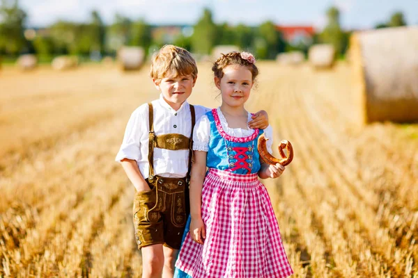 Dwoje dzieci, chłopiec i dziewczyna w tradycyjnych bawarskich kostiumach na polu pszenicy — Zdjęcie stockowe