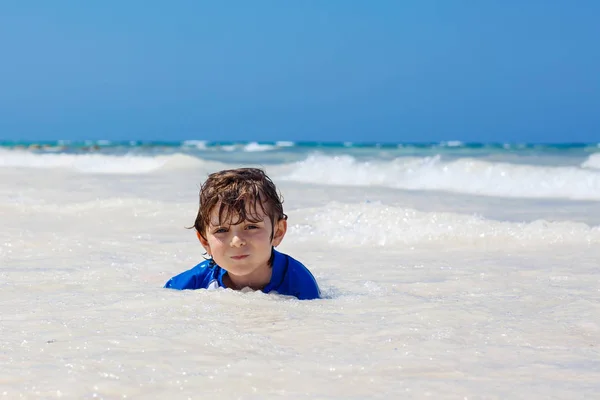 Pequeno menino loiro se divertindo na praia tropical do Haiti — Fotografia de Stock