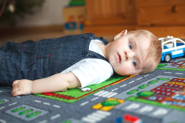 Adorável menino brincando em casa . — Fotografia de Stock