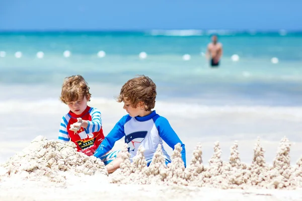 두 아이가 소년 건물 모래 성곽에 열 대 해변의 보라 보라 — 스톡 사진