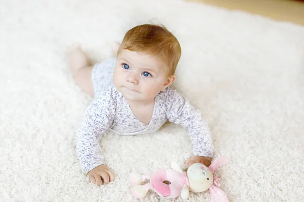 Kleine lustige Babymädchen heben Körper und lernen zu kriechen. — Stockfoto