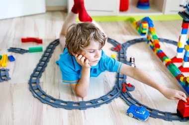 renkli plastik bloklarla oynama ve tren istasyonu oluşturma küçük sarışın çocuk çocuk