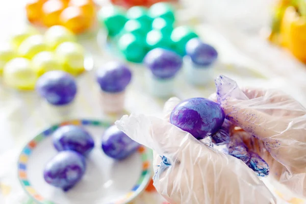 Primer plano de manos adultas para colorear huevos de Pascua con colores — Foto de Stock