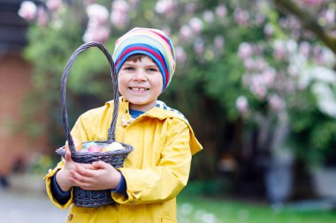 Sevimli sevimli küçük çocuk çocuk yumurta avlamak üstünde Paskalya yortusu yapma.