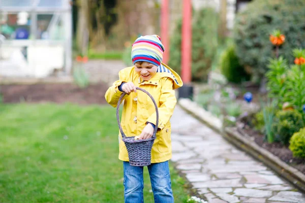 Carino adorabile bambino ragazzo fare un uovo caccia su pasqua . — Foto Stock