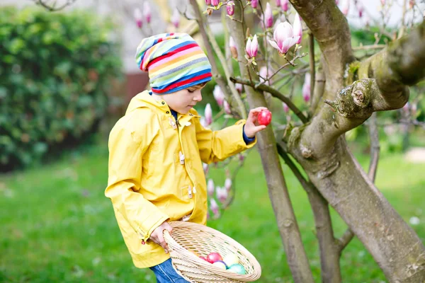 Carino adorabile bambino ragazzo fare un uovo caccia su pasqua . — Foto Stock