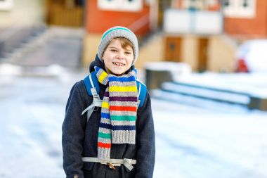 Mutlu bir çocukluk çocukla sırt çantası ya da having oyunculuk ile okula karda el çantası