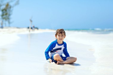 küçük sarışın çocuk çocuk tropikal beach Tayland üzerinde eğleniyor