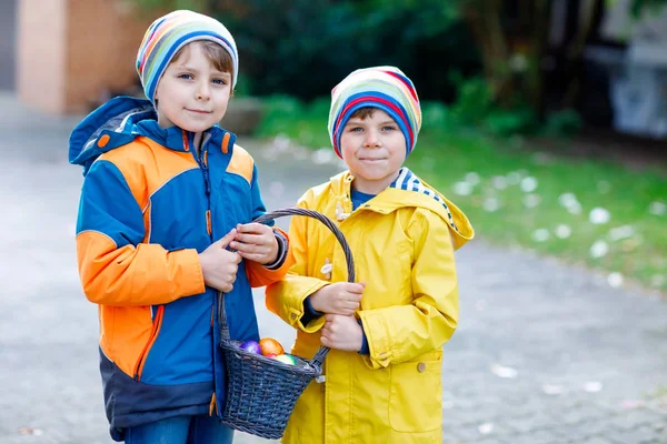 Двоє маленьких дітей хлопчиків і друзів роблять традиційне полювання на писанку — стокове фото