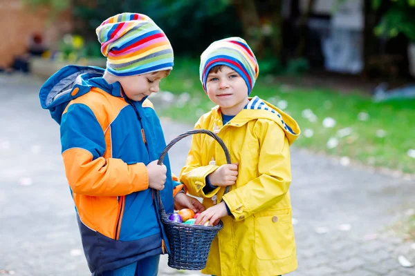 Deux petits enfants garçons et amis faisant la chasse traditionnelle aux œufs de Pâques — Photo