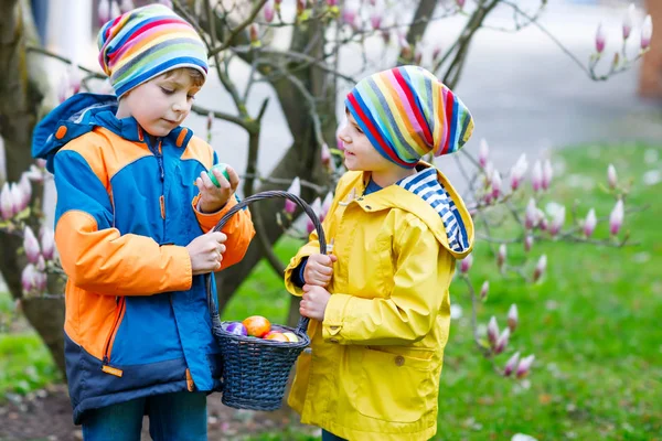 Two little kids boys and friends making traditional Easter egg hunt — Stock Photo, Image