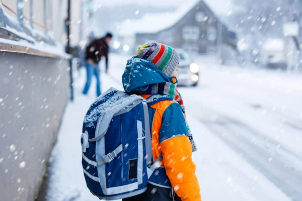 Glücklicher Junge hat Spaß mit Schnee auf dem Schulweg — Stockfoto