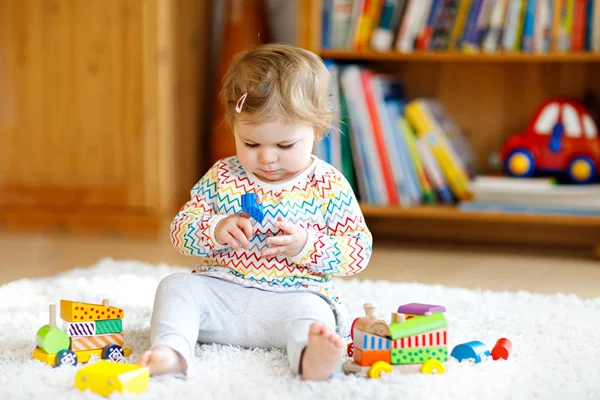 Evde eğitim ahşap oyuncak bebek odası oynayın sevimli sevimli güzel küçük bebek kız. Yürümeye başlayan çocuk renkli tren ile — Stok fotoğraf