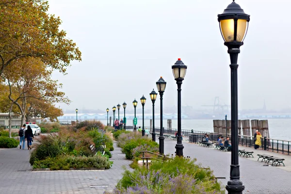 Aan de kust van new york city op dag met zware mist in de herfst, battery park. — Stockfoto