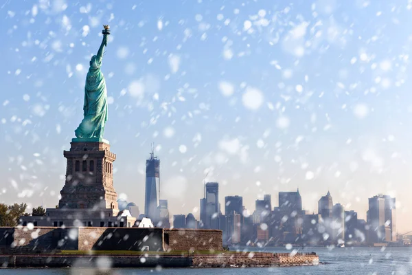 Statua wolności wolna od turystów i New York City Downtown słoneczny rano podczas opadów śniegu. — Zdjęcie stockowe