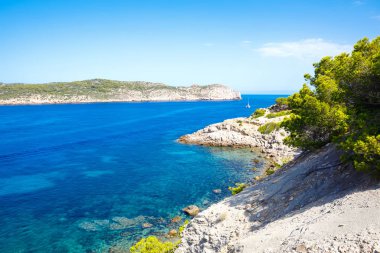 Island sahne, Mallorca İspanya'nın deniz manzarası. Mayorka, güneşli Akdeniz pastoral sahil şeridi