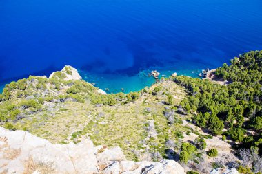 Island sahne, Mallorca İspanya'nın deniz manzarası. Mayorka, güneşli Akdeniz pastoral sahil şeridi