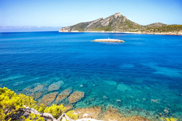 Eiland landschap, zeegezicht van Mallorca Spanje. Idyllische kust van Mallorca, Middellandse Zee op een zonnige dag — Stockfoto