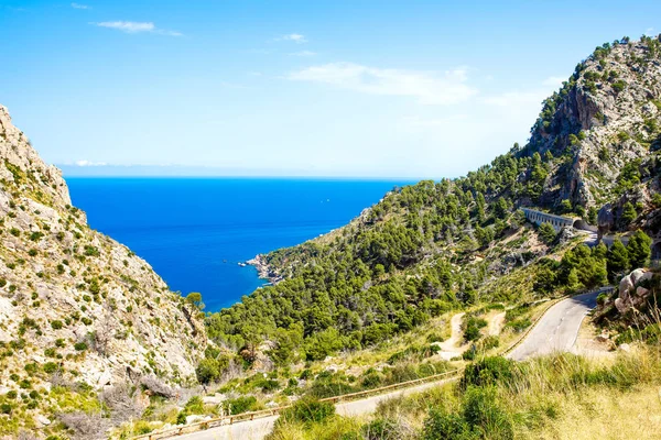 島の風景、マジョルカ スペインの海の絵。晴れた日に地中海マヨルカ島の牧歌的な海岸線 — ストック写真