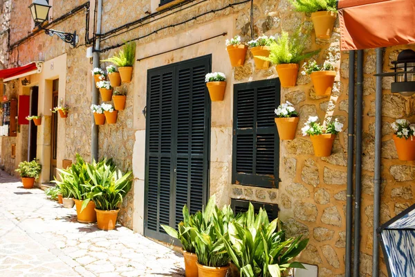 Krásná ulice v Valldemossa s tradiční květinové dekorace, slavné staré středomořské vesnice Mallorca. Baleárského ostrova Mallorca, Španělsko — Stock fotografie