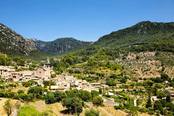 Δες την πόλη Valldemossa με παραδοσιακό λουλούδι διακόσμηση, περίφημη παλιό μεσογειακό χωριό της Μαγιόρκα. Βαλεαρίδες νησί Μαγιόρκα, Ισπανία — Φωτογραφία Αρχείου