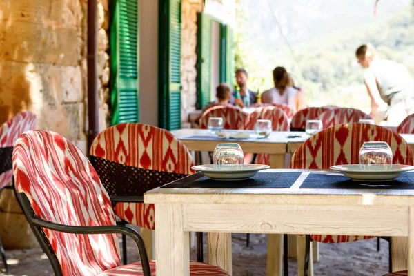 室外咖啡馆, 餐桌上的 luncho 在阳光明媚的温暖的一天。Mediterran 市或镇 — 图库照片