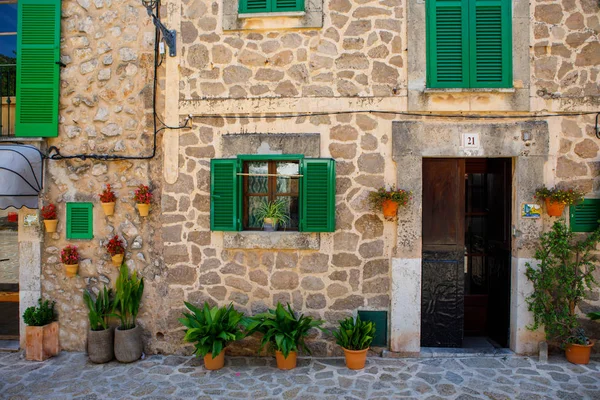 Bella strada a Valldemossa con decorazione floreale tradizionale, famoso vecchio villaggio mediterraneo di Maiorca. Isole Baleari Maiorca, Spagna — Foto Stock