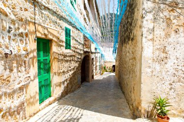Valldemossa geleneksel çiçek dekorasyonu, ünlü eski Akdeniz Köyü Mayorka ile sokakta güzel. Balear adaya Mallorca, İspanya