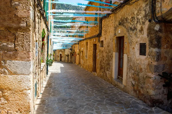 Beautiful street in Valldemossa with traditional flower decoration, famous old mediterranean village of Majorca. Balearic island Mallorca, Spain — Stock Photo, Image