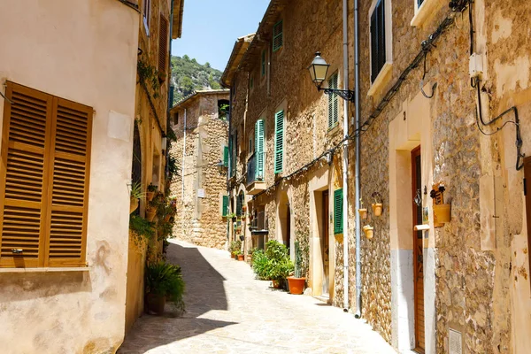 Hermosa calle en Valldemossa con decoración floral tradicional, famoso antiguo pueblo mediterráneo de Mallorca. Islas Baleares Mallorca, España — Foto de Stock