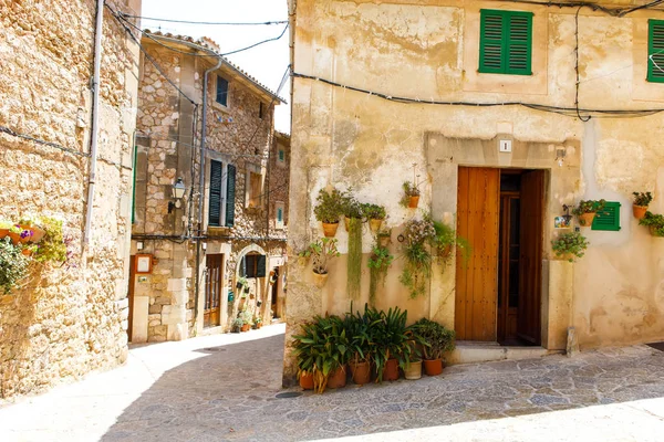Krásná ulice v Valldemossa s tradiční květinové dekorace, slavné staré středomořské vesnice Mallorca. Baleárského ostrova Mallorca, Španělsko — Stock fotografie