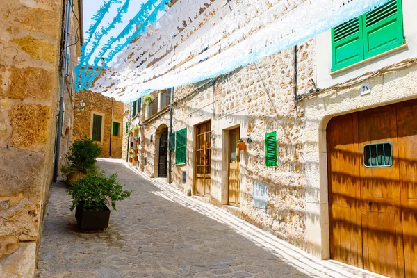 Krásná ulice v Valldemossa s tradiční květinové dekorace, slavné staré středomořské vesnice Mallorca. Baleárského ostrova Mallorca, Španělsko — Stock fotografie