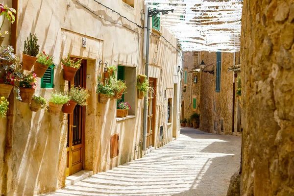 Hermosa calle en Valldemossa con decoración floral tradicional, famoso antiguo pueblo mediterráneo de Mallorca. Islas Baleares Mallorca, España — Foto de Stock