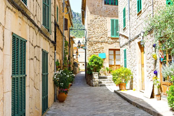 Beautiful street in Valldemossa with traditional flower decoration, famous old medanean village of Majorca. Балеарский остров Майорка, Испания — стоковое фото