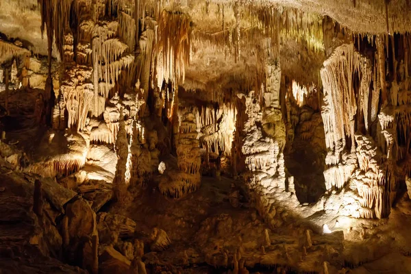 Grotte del Drago a Maiorca, Spagna. Belle grotte naturali a Maiorca, isola delle Baleari. Destinazione turistica popolare — Foto Stock