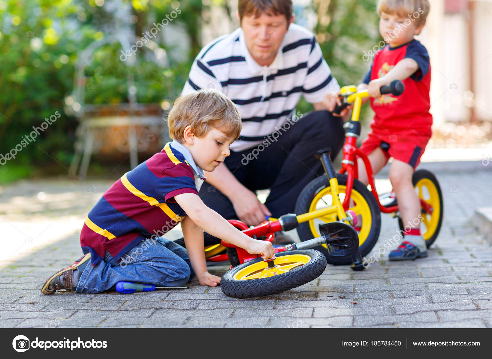 enfants faisant de la bicyclette