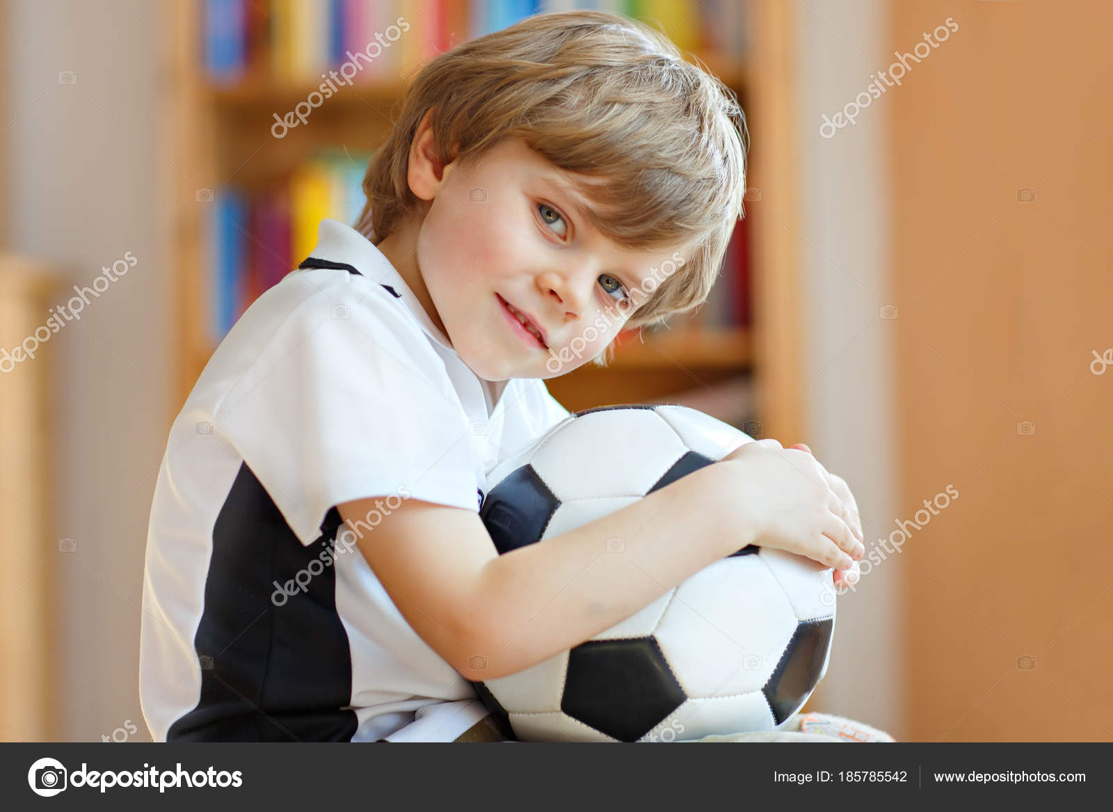 Petit Garcon Blond D Age Prescolaire Avec Le Ballon Regardant Le Match De La Coupe De Football A La Television Image Libre De Droit Par Romrodinka C Petit Garcon Blond D Age Prescolaire Avec Le Ballon Regardant Le Match De La Coupe De Football A La Television Image Libre De Droit Par Romrodinka C