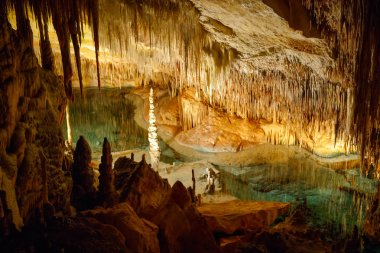 Dragon Majorca, İspanya üzerinde mağaralar. Güzel doğa Mallorca, Balear adaya mağaralar. Popüler turizm