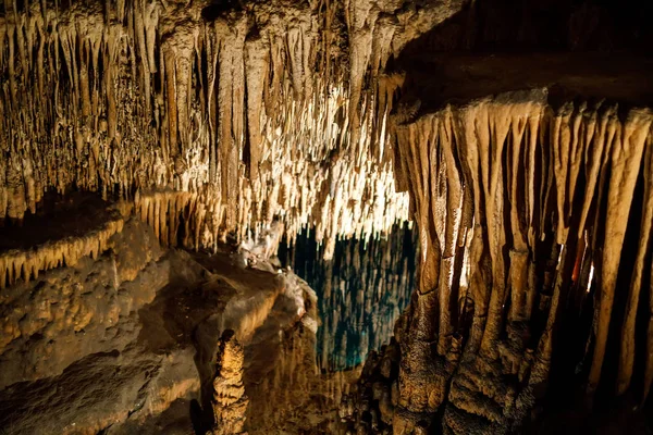 Grotte del Drago a Maiorca, Spagna. Belle grotte naturali a Maiorca, isola delle Baleari. Destinazione turistica popolare — Foto Stock