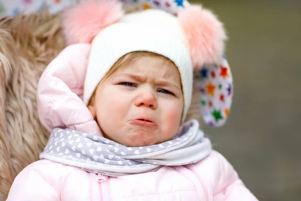 Smutně plačící hladové dítě dívka sedící v kočárek nebo kočárek na chladný den — Stock fotografie