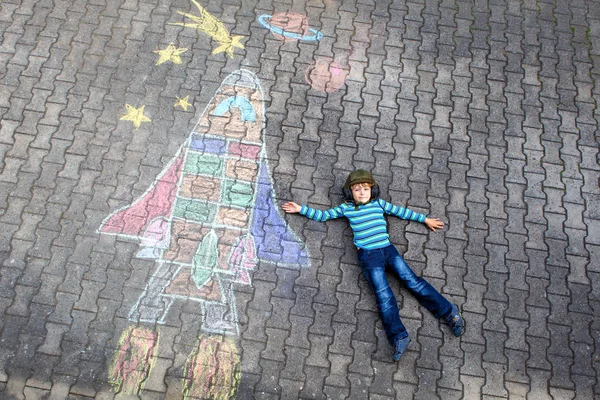 Little kid boy flying by a space shuttle chalks picture — Stock Photo, Image