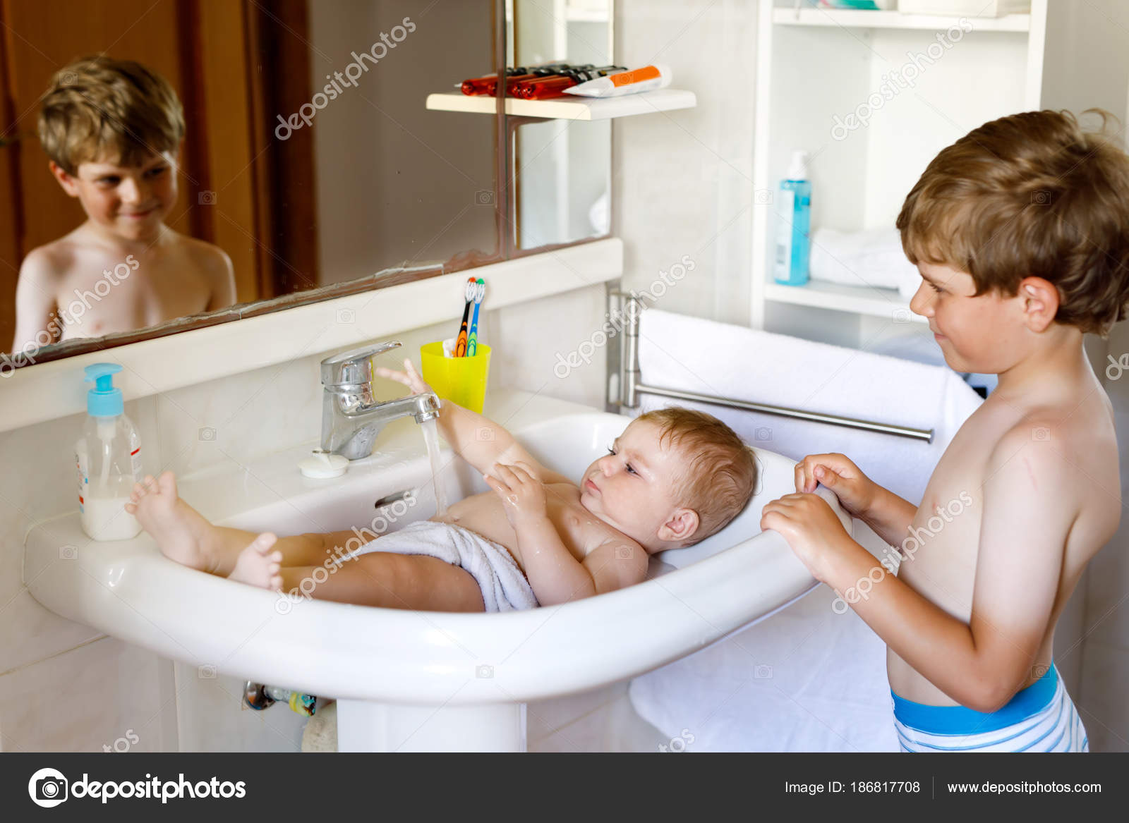 Mignon Adorable Bebe Prendre Bain Dans Lavabo Et Saisir Robinet D Eau Image Libre De Droit Par Romrodinka C Mignon Adorable Bebe Prendre Bain Dans Lavabo Et Saisir Robinet D Eau Image Libre De Droit Par Romrodinka C