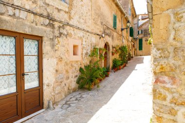 Valldemossa geleneksel çiçek dekorasyonu, ünlü eski Akdeniz Köyü Mayorka ile sokakta güzel. Balear adaya Mallorca, İspanya