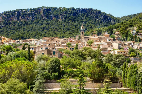 View on city Valldemossa with traditional flower decoration, famous old medanean village of Majorca. Балеарский остров Майорка, Испания — стоковое фото