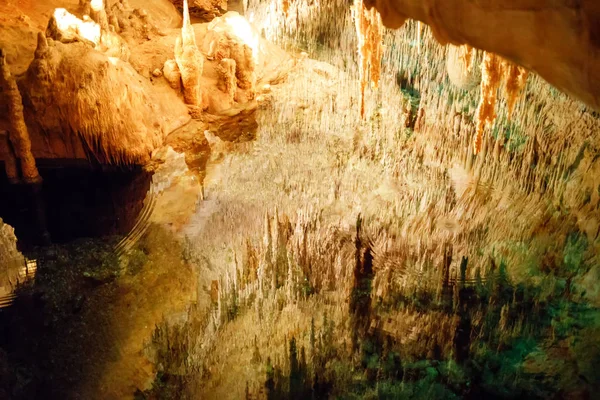 Drachenhöhlen auf Mallorca, Spanien. wunderschöne Naturhöhlen auf Mallorca, Baleareninsel. beliebtes Touristenziel — Stockfoto