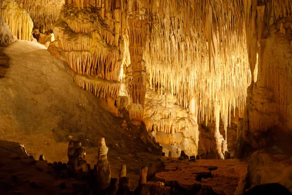 Drachenhöhlen auf Mallorca, Spanien. wunderschöne Naturhöhlen auf Mallorca, Baleareninsel. beliebtes Touristenziel — Stockfoto